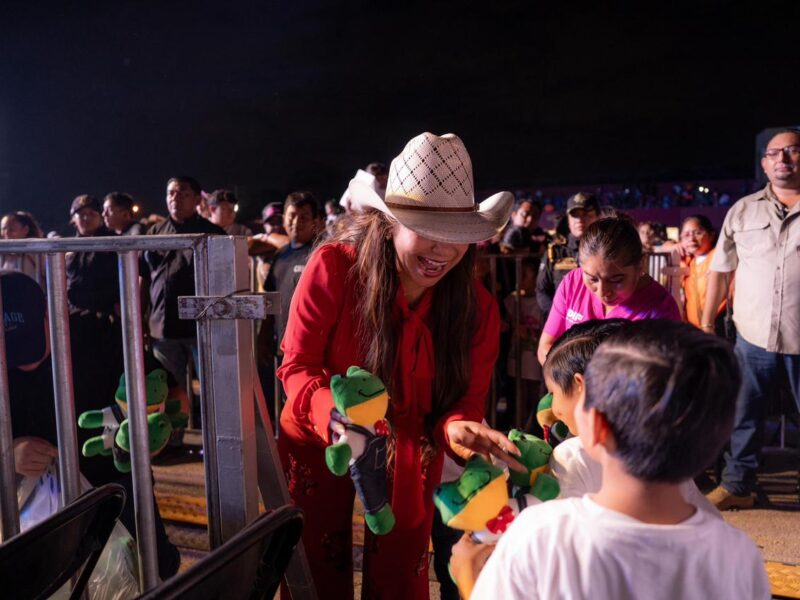 LARA CAMPOS DELEITA A NIÑOS Y NIÑAS