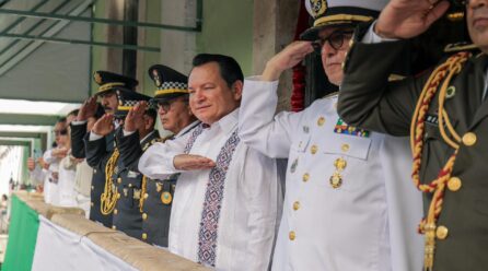 GOBERNADOR ENCABEZA DESFILE