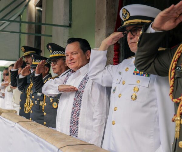 GOBERNADOR ENCABEZA DESFILE