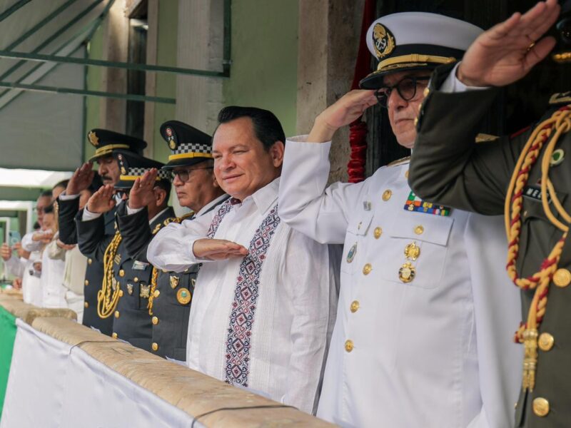 GOBERNADOR ENCABEZA DESFILE