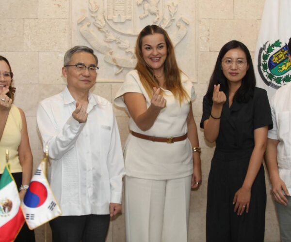 EMBAJADOR VISITA A CECI PATRÓN