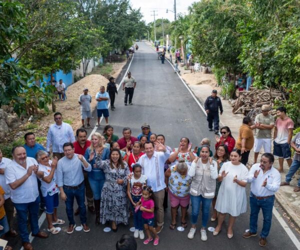 GOBERNADOR ENTREGA CALLES EN MUXUPIP
