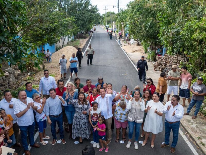 GOBERNADOR ENTREGA CALLES EN MUXUPIP