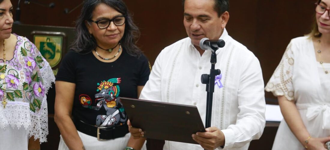 ENTREGAN MEDALLA CONSUELO ZAVALA