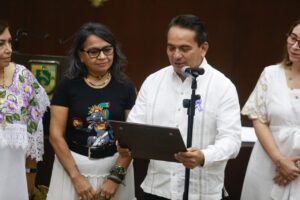 ENTREGAN MEDALLA CONSUELO ZAVALA