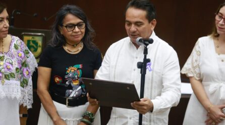 ENTREGAN MEDALLA CONSUELO ZAVALA