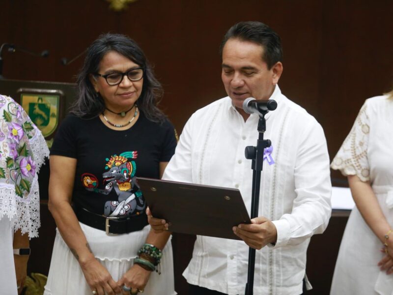 ENTREGAN MEDALLA CONSUELO ZAVALA