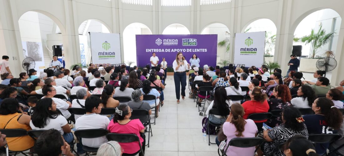 CECI PATRÓN ENTREGA LENTES A MUJERES