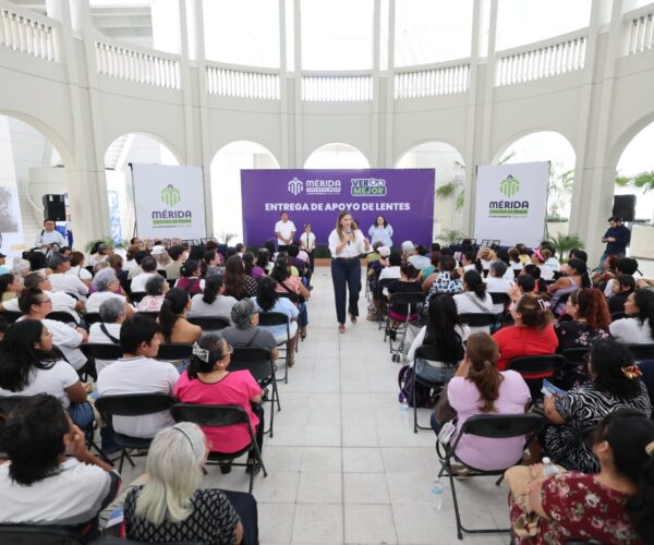 CECI PATRÓN ENTREGA LENTES A MUJERES