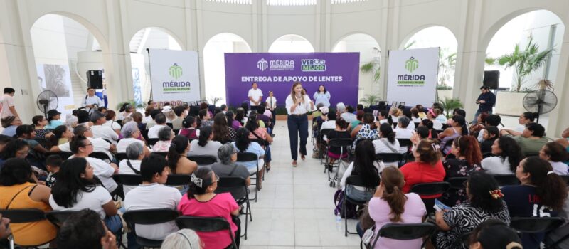 CECI PATRÓN ENTREGA LENTES A MUJERES
