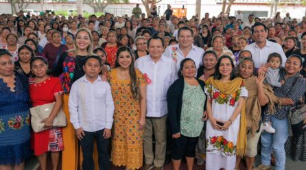 ARTESANOS Y ARTESANAS RECIBEN APOYOS EN SU DÍA