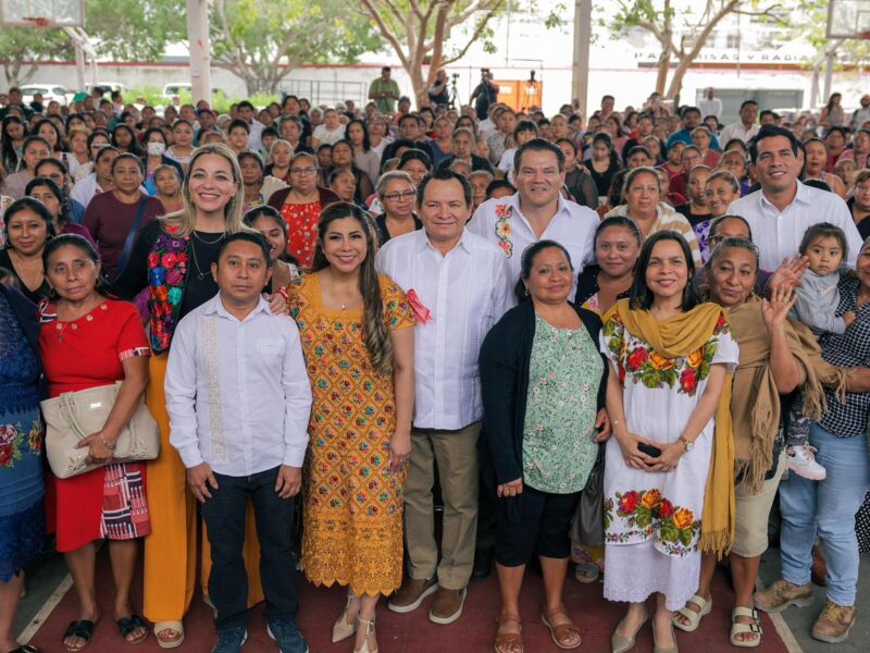 ARTESANOS Y ARTESANAS RECIBEN APOYOS EN SU DÍA