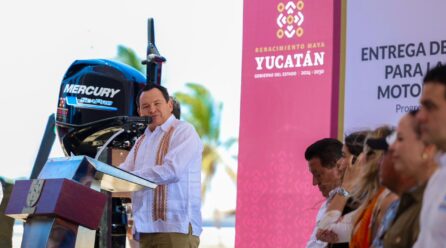 GOBERNADOR ENTREGA MOTORES FUERA DE BORDA