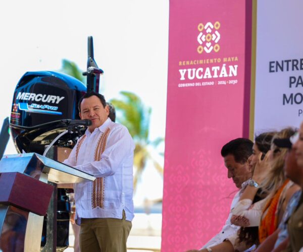 GOBERNADOR ENTREGA MOTORES FUERA DE BORDA