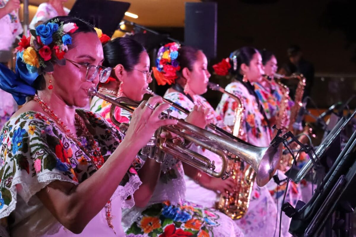 PIEL DE BARRO ORQUESTA INTEGRADA SOLO POR MUJERES