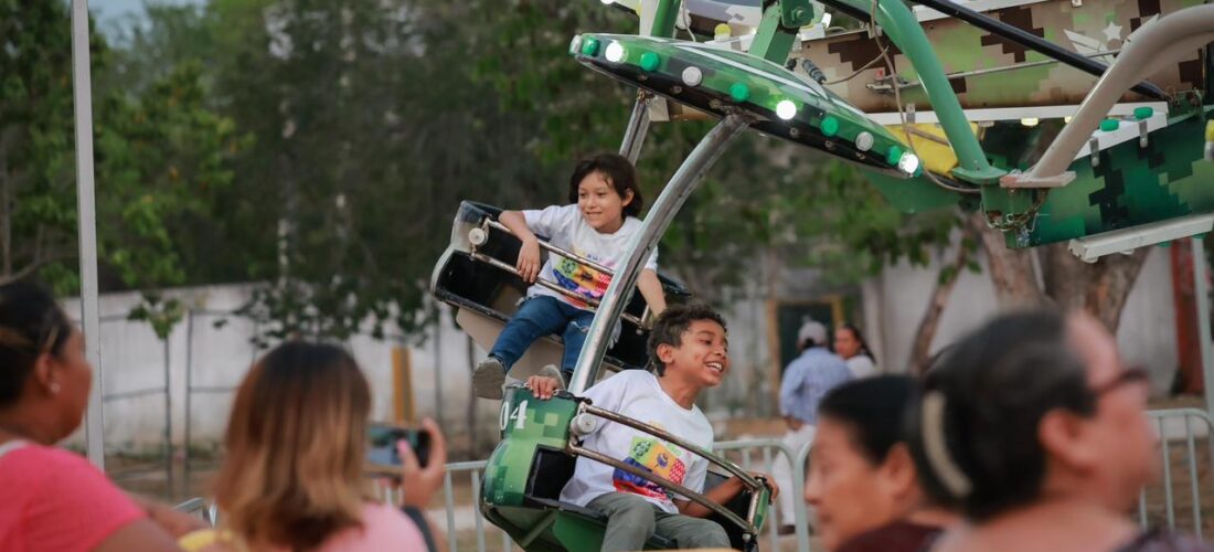 FAMILIAS COMPLETAS DISFRUTAN LA FERIA DEL NIÑO Y NIÑA