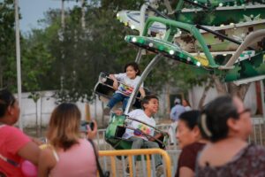 FAMILIAS COMPLETAS DISFRUTAN LA FERIA DEL NIÑO Y NIÑA