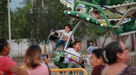 FAMILIAS COMPLETAS DISFRUTAN LA FERIA DEL NIÑO Y NIÑA