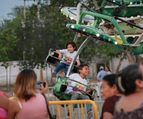 FAMILIAS COMPLETAS DISFRUTAN LA FERIA DEL NIÑO Y NIÑA