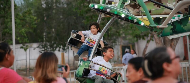 FAMILIAS COMPLETAS DISFRUTAN LA FERIA DEL NIÑO Y NIÑA