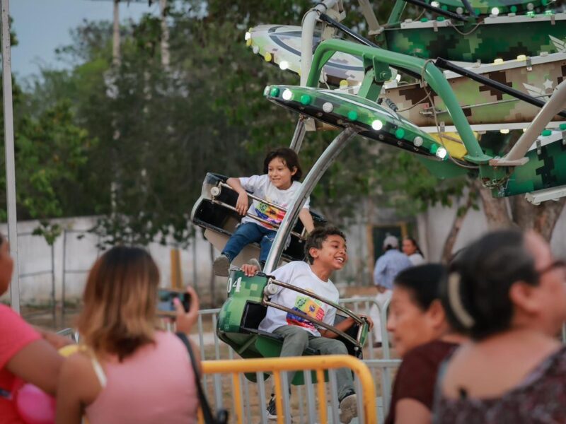 FAMILIAS COMPLETAS DISFRUTAN LA FERIA DEL NIÑO Y NIÑA