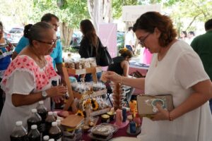 ARTESANAS DE TRES GENERACIONES EN LA SEXTA FERIA ARTESANAL