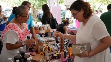 ARTESANAS DE TRES GENERACIONES EN LA SEXTA FERIA ARTESANAL