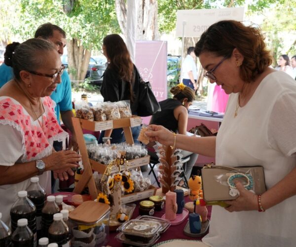ARTESANAS DE TRES GENERACIONES EN LA SEXTA FERIA ARTESANAL