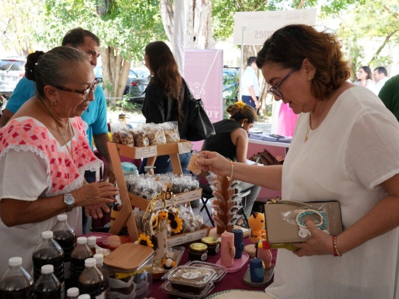 ARTESANAS DE TRES GENERACIONES EN LA SEXTA FERIA ARTESANAL