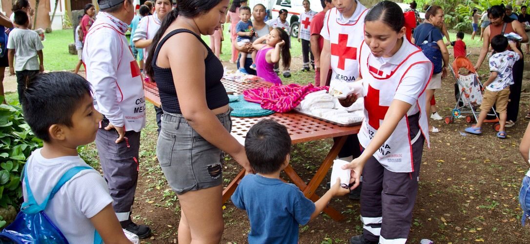 VOLUNTARIOS DE LA CRUZ ROJA CELEBRAN A LOS NIÑOS