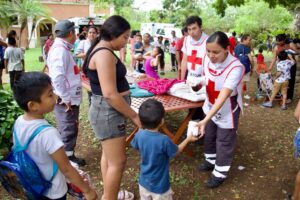 VOLUNTARIOS DE LA CRUZ ROJA CELEBRAN A LOS NIÑOS