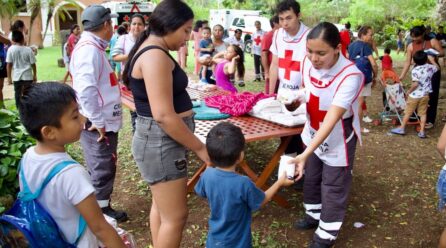 VOLUNTARIOS DE LA CRUZ ROJA CELEBRAN A LOS NIÑOS