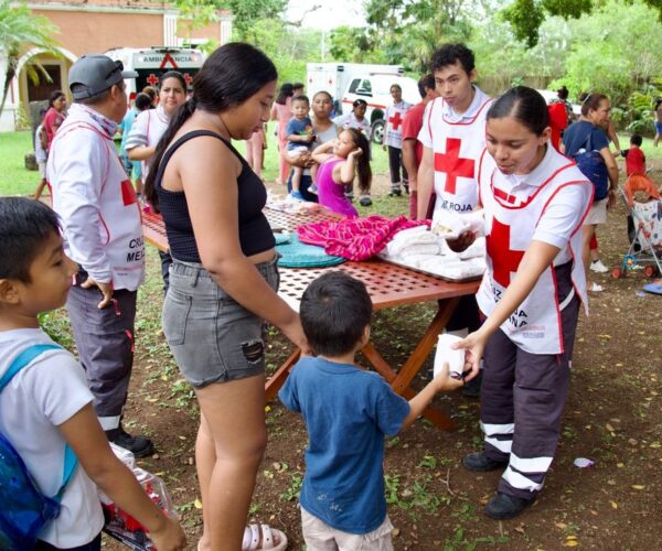 VOLUNTARIOS DE LA CRUZ ROJA CELEBRAN A LOS NIÑOS