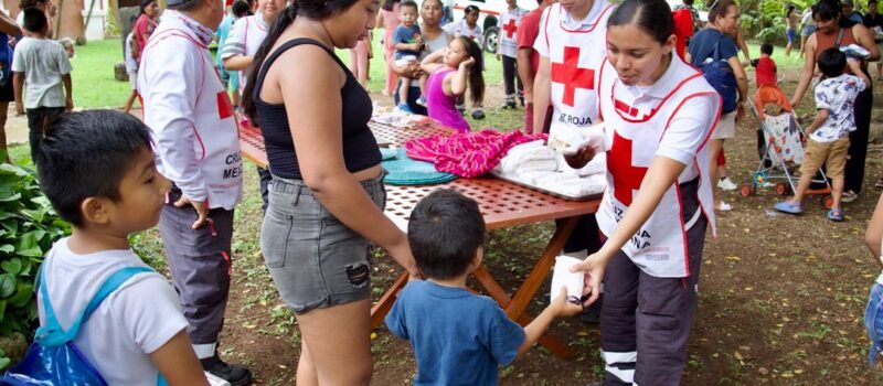 VOLUNTARIOS DE LA CRUZ ROJA CELEBRAN A LOS NIÑOS