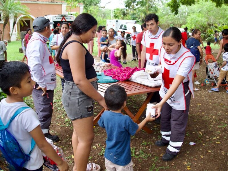 VOLUNTARIOS DE LA CRUZ ROJA CELEBRAN A LOS NIÑOS