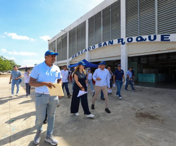 CECI PATRÓN RECORRE EL MERCADO SAN ROQUE