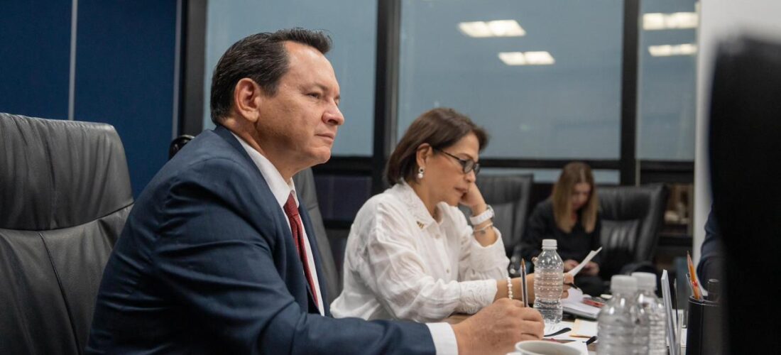 GOBERNADOR SE REUNE CON REPRESENTANTES DE CFE