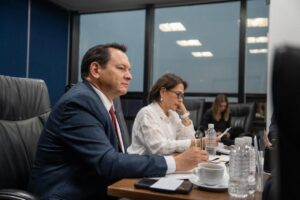 GOBERNADOR SE REUNE CON REPRESENTANTES DE CFE