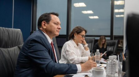GOBERNADOR SE REUNE CON REPRESENTANTES DE CFE