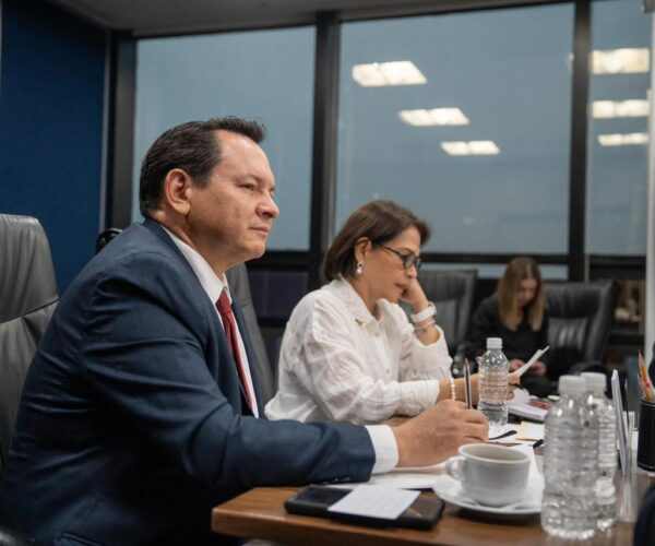 GOBERNADOR SE REUNE CON REPRESENTANTES DE CFE