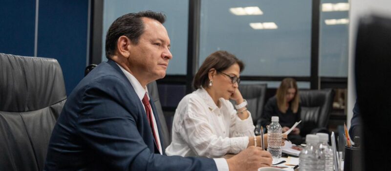 GOBERNADOR SE REUNE CON REPRESENTANTES DE CFE