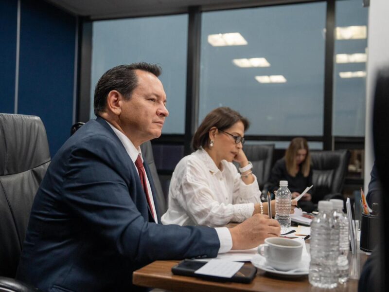 GOBERNADOR SE REUNE CON REPRESENTANTES DE CFE