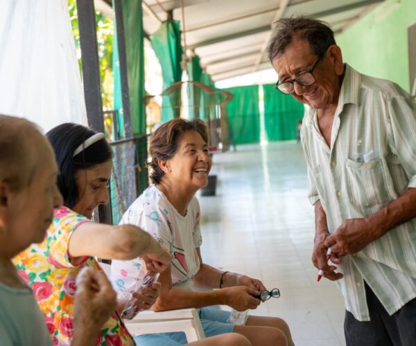 DIF YUCATÁN ENTREGA LENTES PARA ADULTOS MAYORES