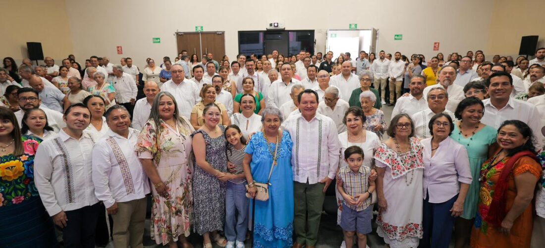 GOBERNADOR ENTREGA PREMIO PÓSTUMO A MAESTRO DISTINGUIDO