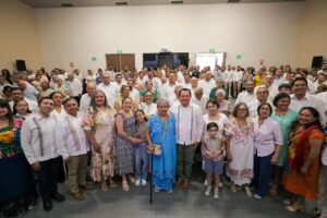 GOBERNADOR ENTREGA PREMIO PÓSTUMO A MAESTRO DISTINGUIDO
