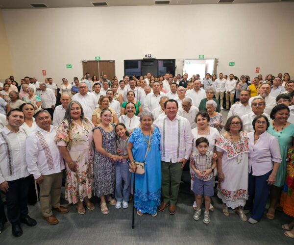 GOBERNADOR ENTREGA PREMIO PÓSTUMO A MAESTRO DISTINGUIDO