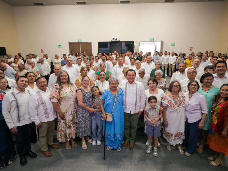 GOBERNADOR ENTREGA PREMIO PÓSTUMO A MAESTRO DISTINGUIDO