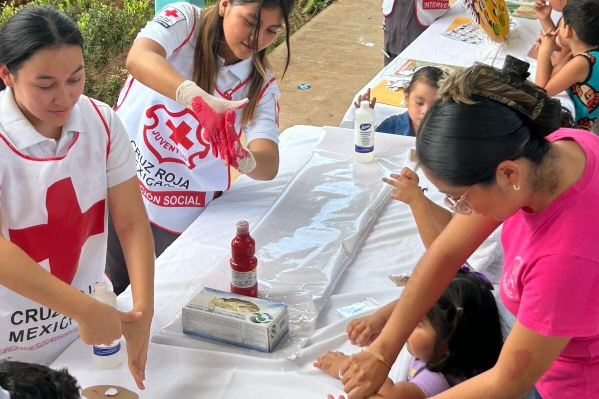 JUVENTUDES CRUZ ROJA LLEVA  FERIA DE LA ALEGRÍA Y SALUD