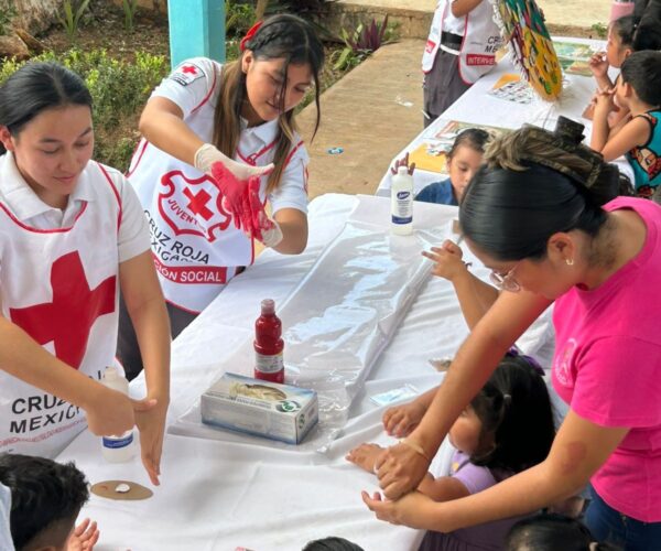 JUVENTUDES CRUZ ROJA LLEVA  FERIA DE LA ALEGRÍA Y SALUD