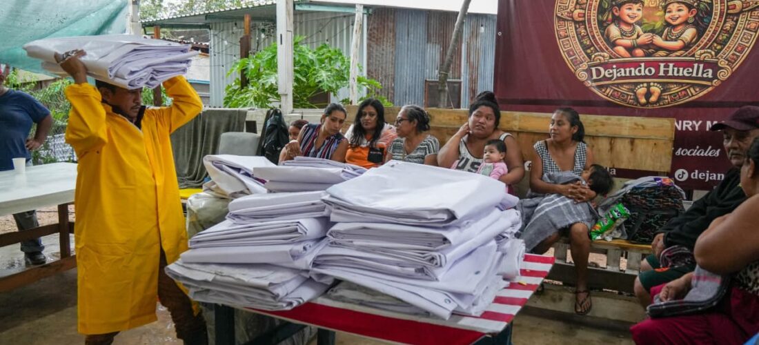 DIF YUCATÁN ENTREGA LONAS ROFORZADAS
